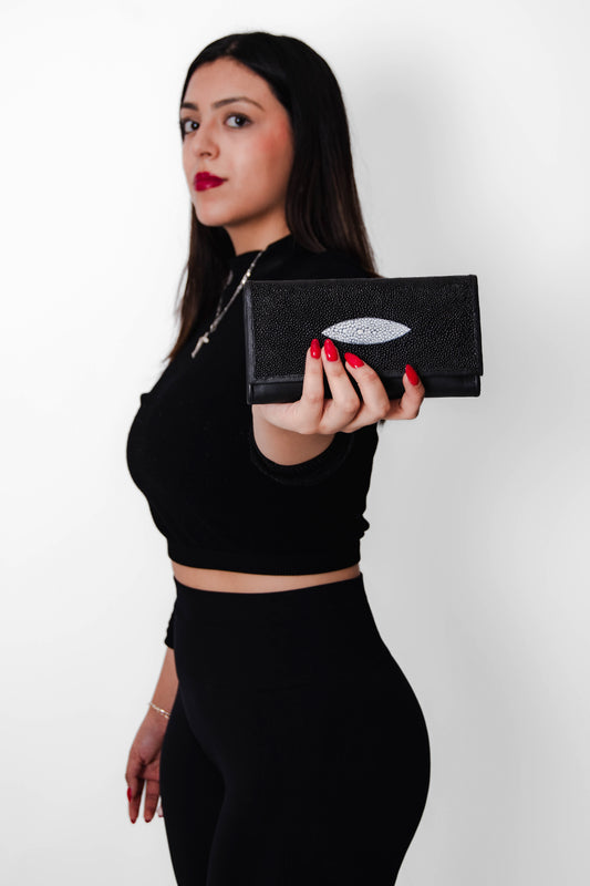 Central: Cartera Mantarraya (para ella).