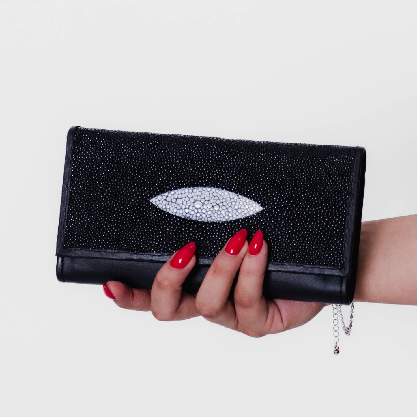 Central: Cartera Mantarraya (para ella).