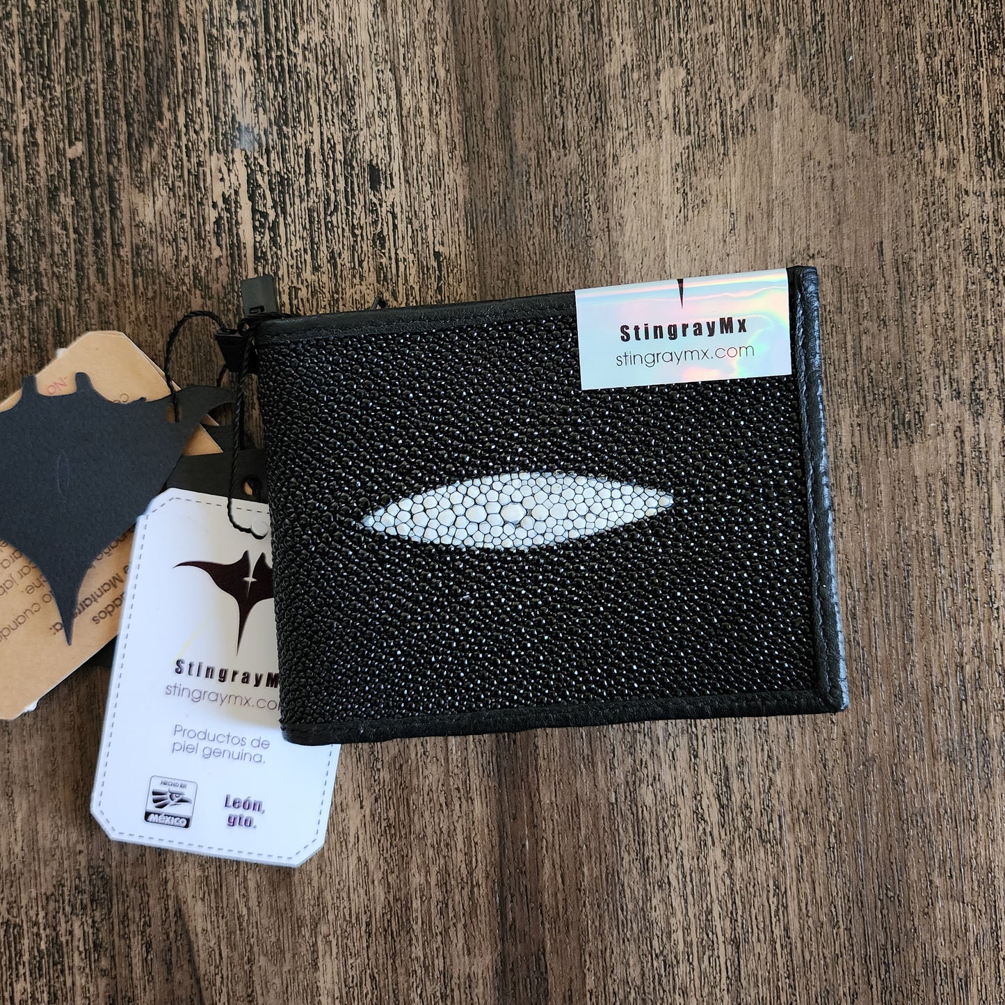 Central: Mantarraya Wallet (for him).