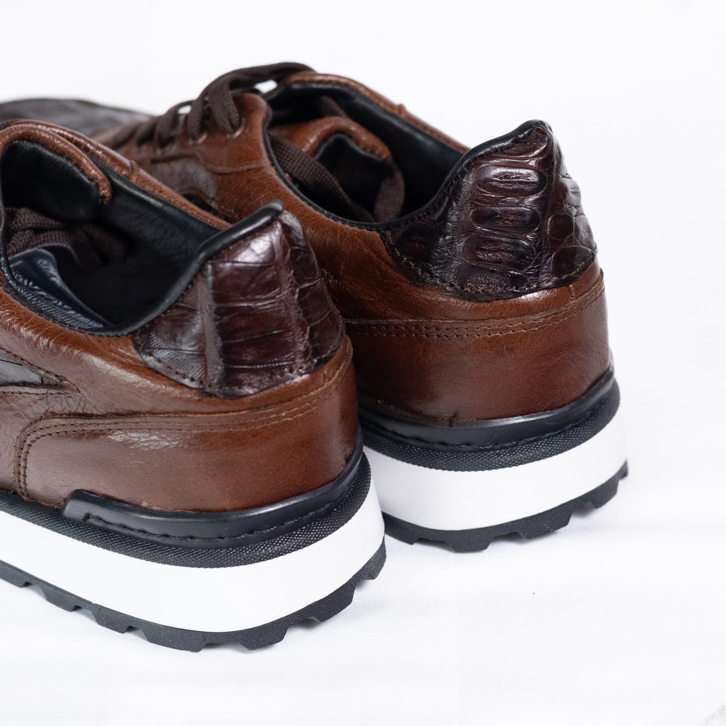 Tenis Piel Caiman. Café. Casual.