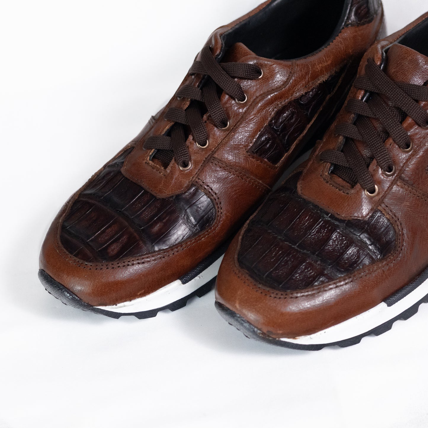 Tenis Piel Caiman. Café. Casual.